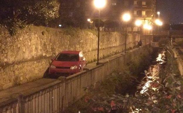 El vehículo quedó empotrado en la acera entre el río y un muro. 