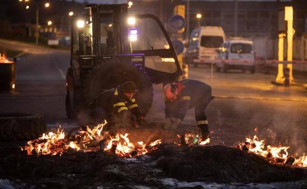 Concentración de los trabajadores de Alcoa este martes en Avilés.