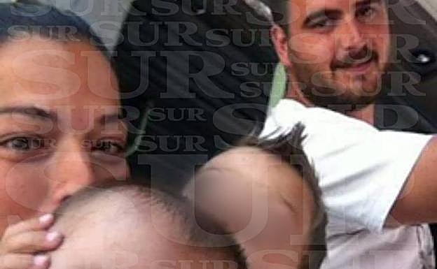 El pequeño Julen, en primer plano, con su hermano Óliver y sus padres, José y Vicky.