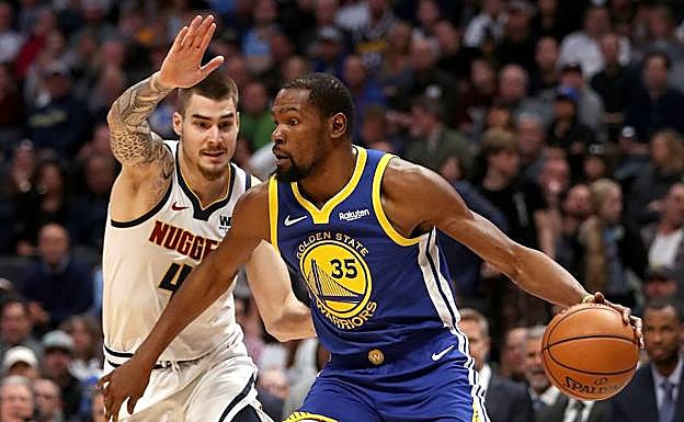 Juancho Hernangómez defiende a Kevin Durant. 