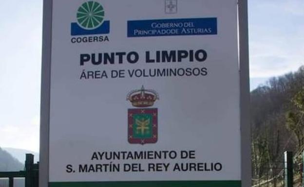El cartel del punto limpio de San Martín del Rey Aurelio con el escudo de Carreño. 