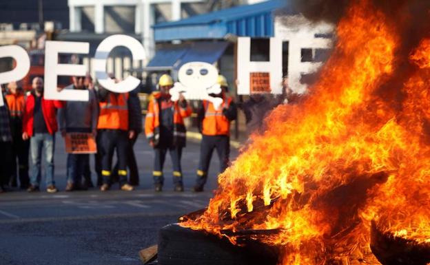 Trabajadores de la planta de la multinacional Alcoa en La Coruña se concentran a las puertas de la factoría. 