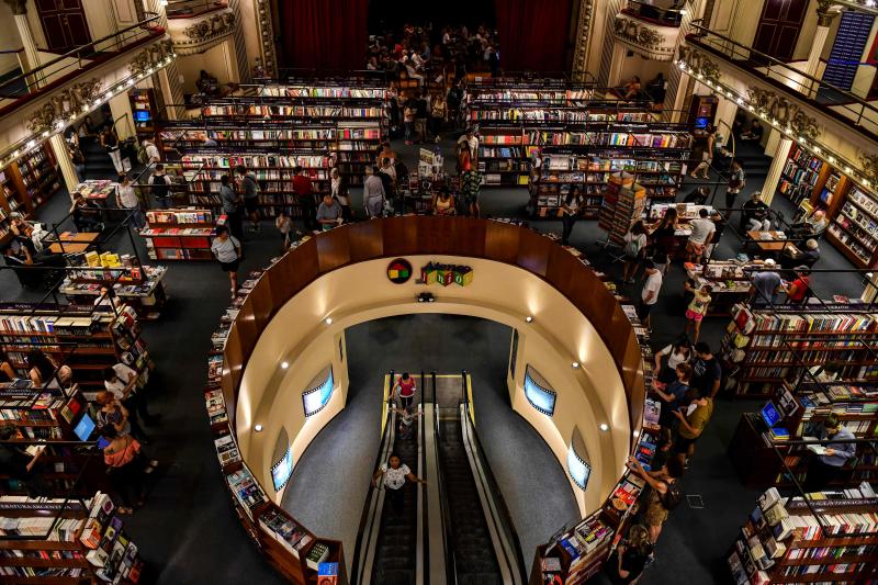 El escenario del teatro es hoy un bar particular rodeado por la deslumbrante arquitectura barroca que conserva decorados y barandas originales, y coronado por un fresco de ángeles