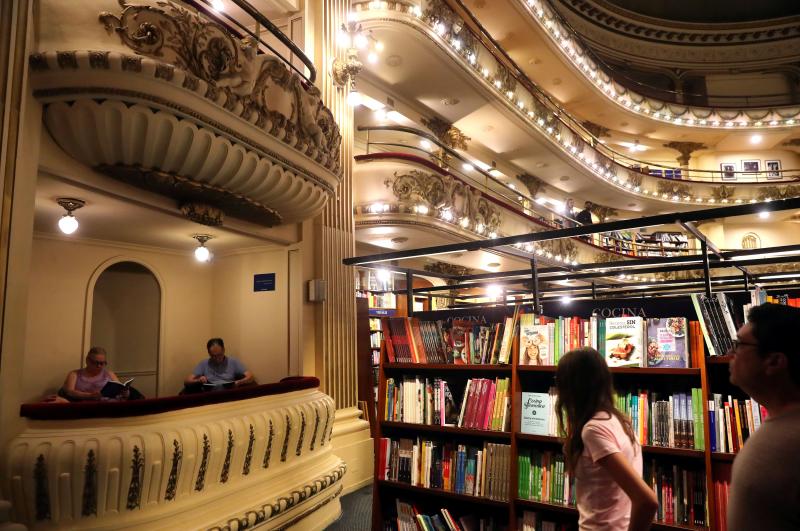 Los palcos fueron convertidos en salas de lectura privadas