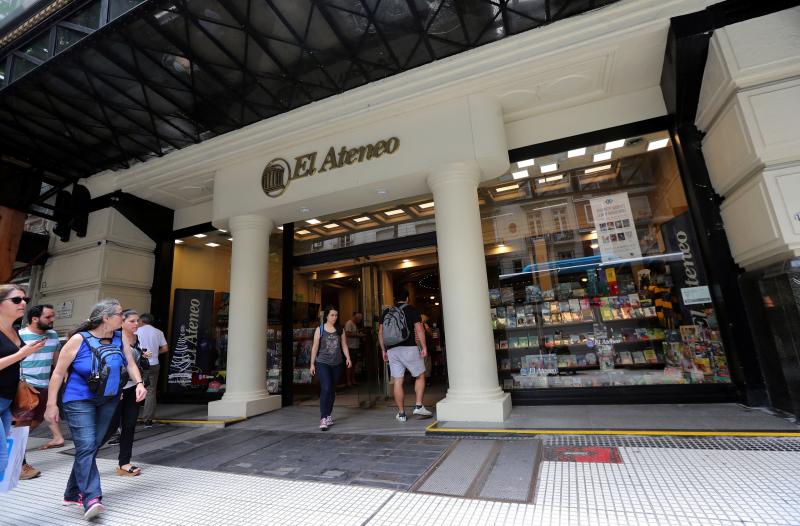 La librería El Ateneo Gran Splendid, una joya arquitectónica de Buenos Aires, es un majestuoso edificio meca de los amantes de los libros y del arte, que acaba de ser elegida por la revista National Geographic como la más bella del mundo