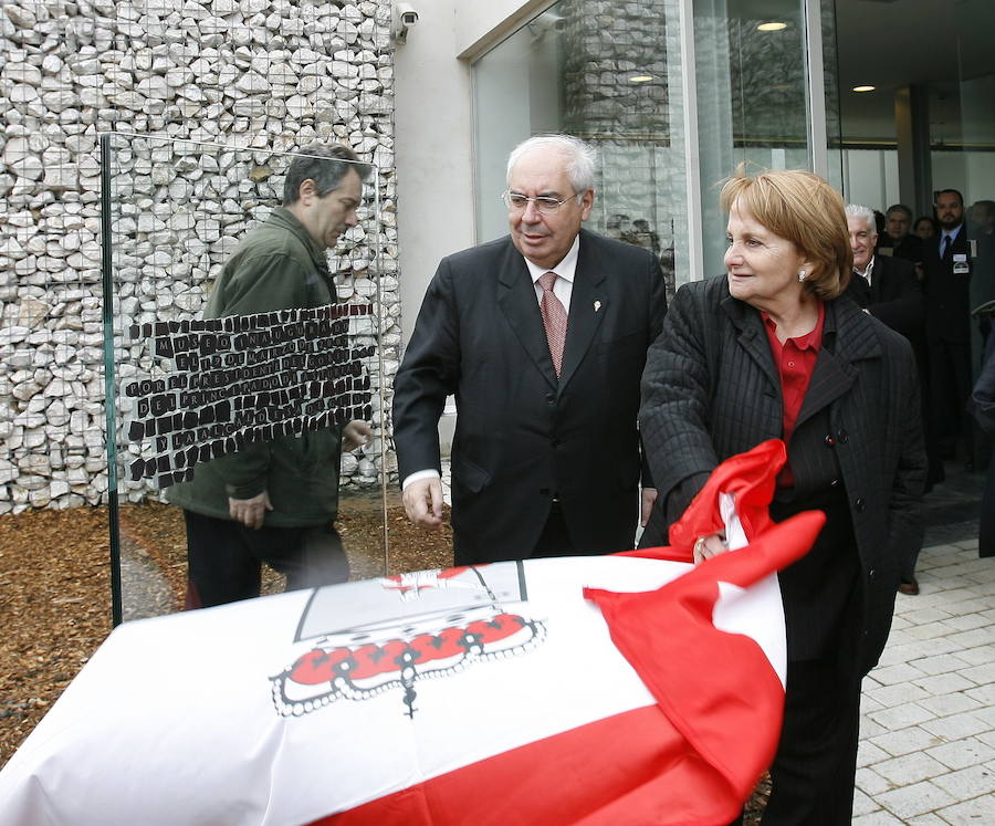 Sus etapas como alcalde de Gijón y presidente del Principado, sus cargos en el Ministerio de Educación o como senador socialista han dejado numerosas imágenes históricas del socialista gijonés.