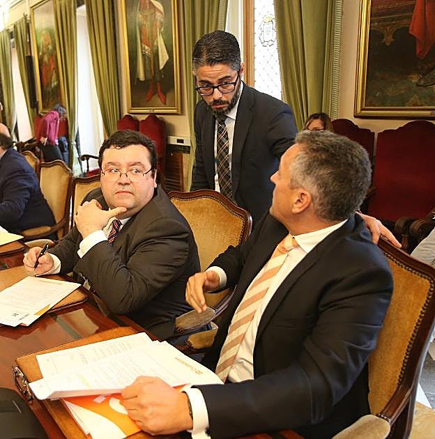 Gerardo Antuña charla con Luis Pacho y Luis Zaragoza. 