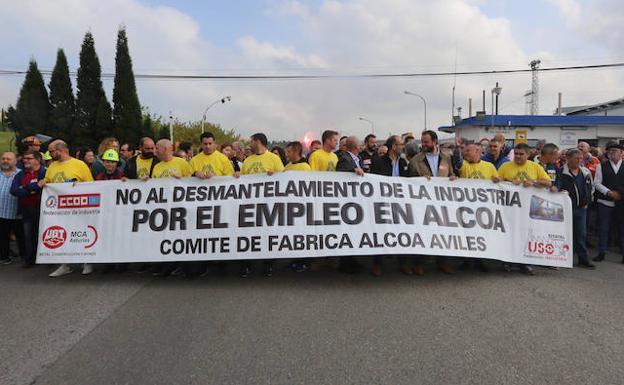 Concentración de trabajadores de Alcoa en Avilés.