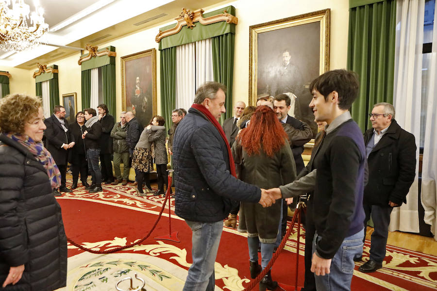 La capilla ardiente se trasladó, esta mañana, de la Junta General al Ayuntamiento de Gijón donde permanecerá hasta las 19 horas de viernes