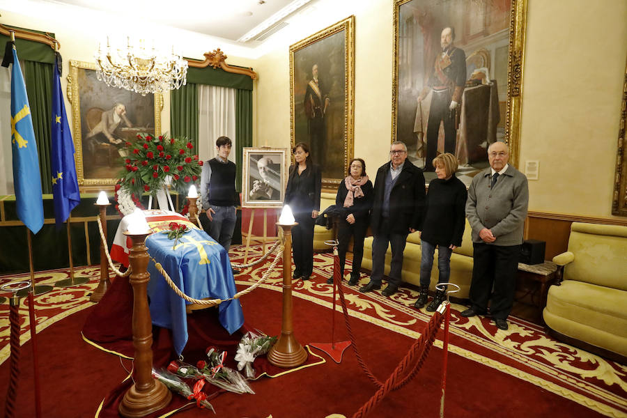 La capilla ardiente se trasladó, esta mañana, de la Junta General al Ayuntamiento de Gijón donde permanecerá hasta las 19 horas de viernes