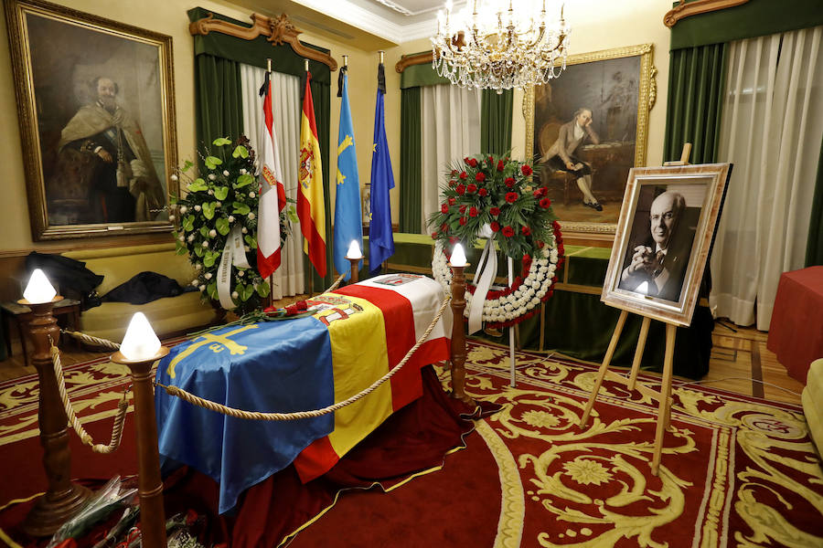 La capilla ardiente se trasladó, esta mañana, de la Junta General al Ayuntamiento de Gijón donde permanecerá hasta las 19 horas de viernes