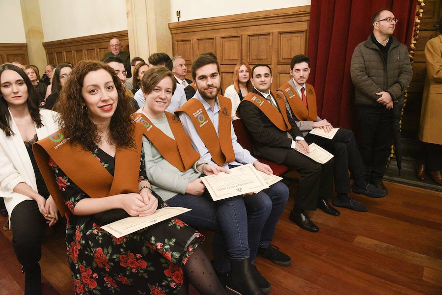 El acto académico de entrega de diplomas de la Escuela de Ingeniería Informática de Oviedo tuvo lugar en Paraninfo del Edificio Histórico y estuvo presidido por la vicerrectora de Recursos Materiales y Tecnológicos de la Universidad de Oviedo.
