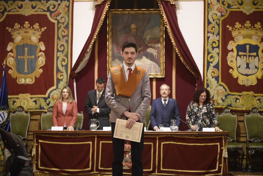 El acto académico de entrega de diplomas de la Escuela de Ingeniería Informática de Oviedo tuvo lugar en Paraninfo del Edificio Histórico y estuvo presidido por la vicerrectora de Recursos Materiales y Tecnológicos de la Universidad de Oviedo.