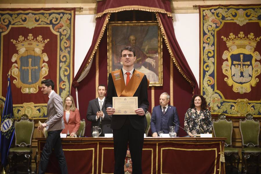 El acto académico de entrega de diplomas de la Escuela de Ingeniería Informática de Oviedo tuvo lugar en Paraninfo del Edificio Histórico y estuvo presidido por la vicerrectora de Recursos Materiales y Tecnológicos de la Universidad de Oviedo.