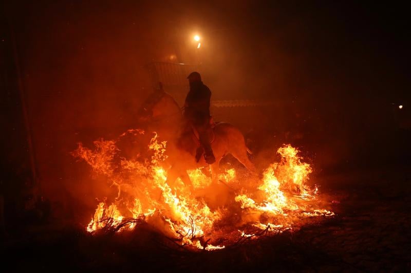 La localidad abulense de San Bartolomé de Pinares ha revivido el espectáculo de las «luminarias», una tradición en la que las grandes llamas de las hogueras repartidas por las calles del pueblo conjuran el humo purificador para ahuyentar a los malos espíritus.