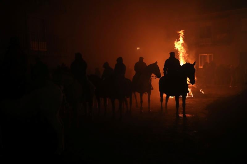 La localidad abulense de San Bartolomé de Pinares ha revivido el espectáculo de las «luminarias», una tradición en la que las grandes llamas de las hogueras repartidas por las calles del pueblo conjuran el humo purificador para ahuyentar a los malos espíritus.