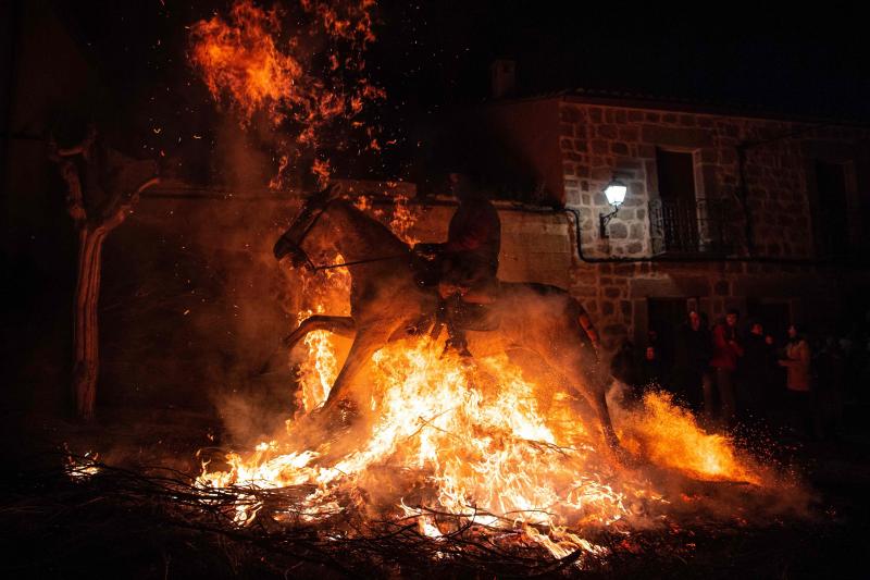 La localidad abulense de San Bartolomé de Pinares ha revivido el espectáculo de las «luminarias», una tradición en la que las grandes llamas de las hogueras repartidas por las calles del pueblo conjuran el humo purificador para ahuyentar a los malos espíritus.