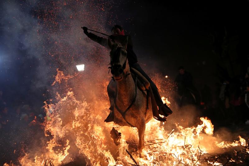 La localidad abulense de San Bartolomé de Pinares ha revivido el espectáculo de las «luminarias», una tradición en la que las grandes llamas de las hogueras repartidas por las calles del pueblo conjuran el humo purificador para ahuyentar a los malos espíritus.