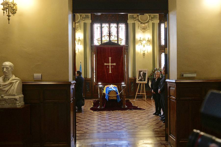 La capilla ardiente por el expresidente del Principado recibe a numerosas personas de todos los ámbitos de la región que quieren dar el último adiós al incombustible socialista