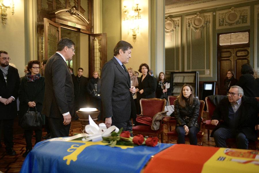 La capilla ardiente por el expresidente del Principado recibe a numerosas personas de todos los ámbitos de la región que quieren dar el último adiós al incombustible socialista