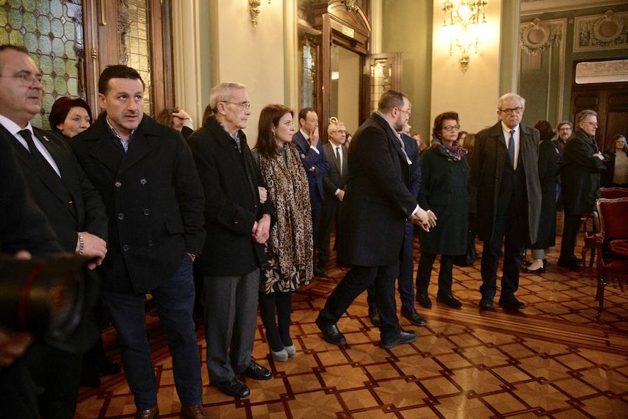 La capilla ardiente por el expresidente del Principado recibe a numerosas personas de todos los ámbitos de la región que quieren dar el último adiós al incombustible socialista