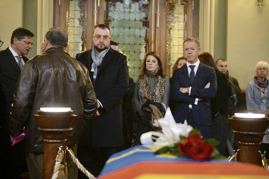 La capilla ardiente por el expresidente del Principado recibe a numerosas personas de todos los ámbitos de la región que quieren dar el último adiós al incombustible socialista