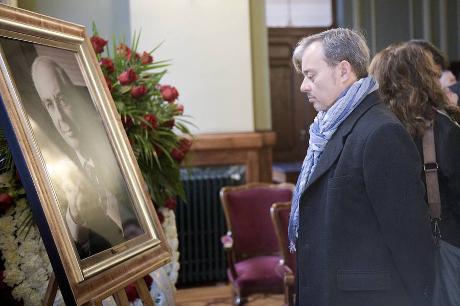 La capilla ardiente por el expresidente del Principado recibe a numerosas personas de todos los ámbitos de la región que quieren dar el último adiós al incombustible socialista