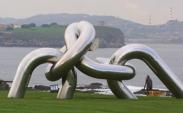 Imagen. Escultura 'Solidaridad' con el Elogio al fondo. 