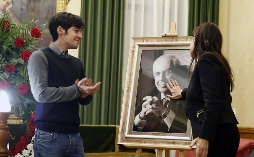 Soledad Saavedra y su hijo menor junto a la fotografía de Vicente Álvarez Areces que ha presidido su capilla ardiente en el Ayuntamiento de Gijón.