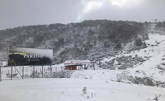 La nieve empieza a cubrir la estación de esquí de Fuentes de Invierno, en el concejo de Aller.