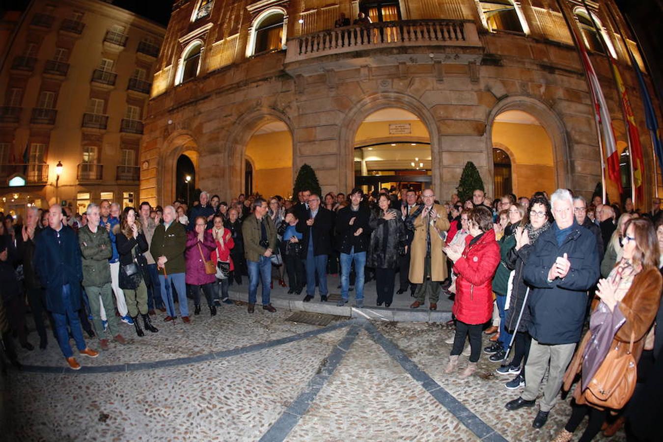 La capilla ardiente se trasladó, esta mañana, de la Junta General al Ayuntamiento de Gijón donde permanecerá hasta las 19 horas de viernes