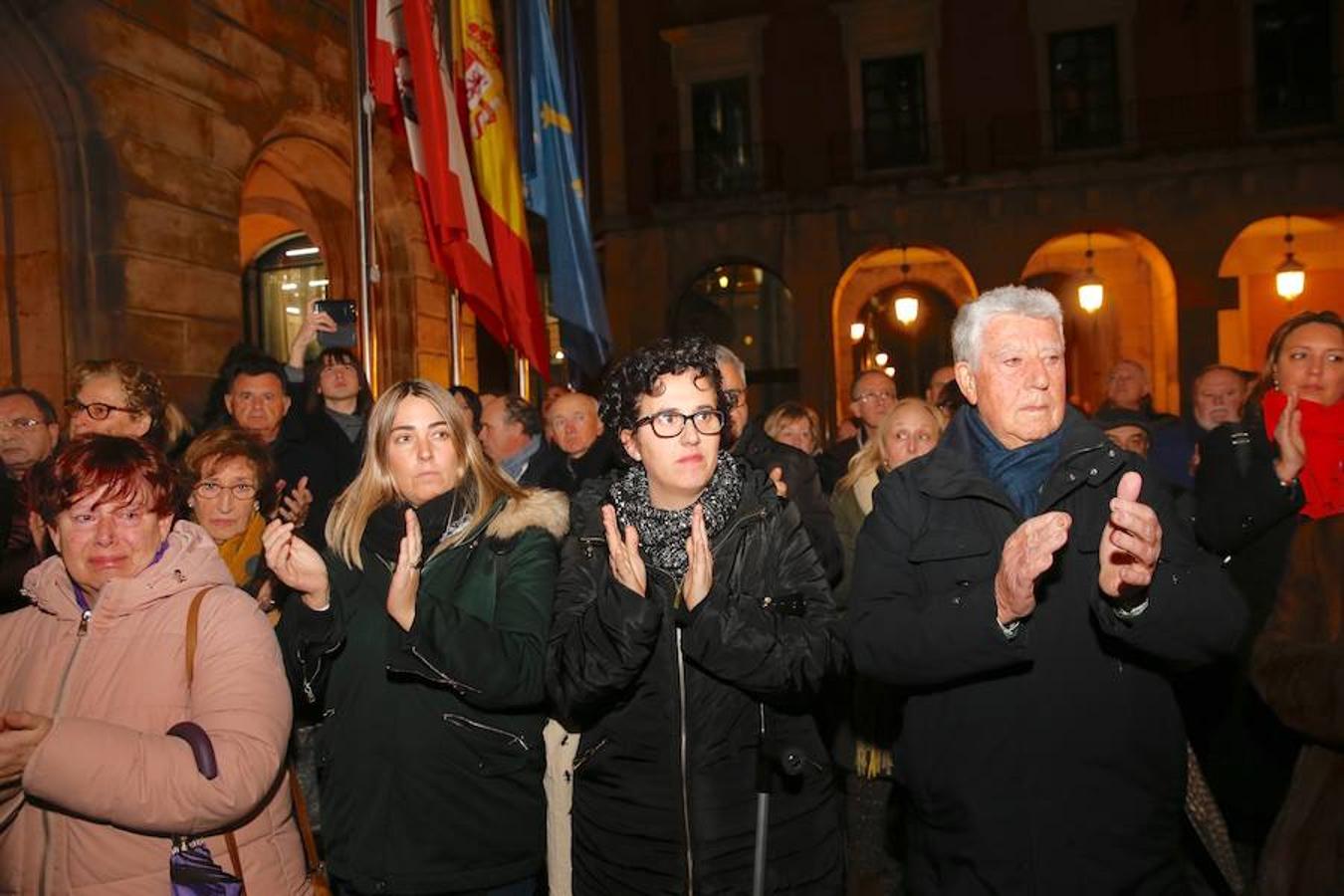 La capilla ardiente se trasladó, esta mañana, de la Junta General al Ayuntamiento de Gijón donde permanecerá hasta las 19 horas de viernes