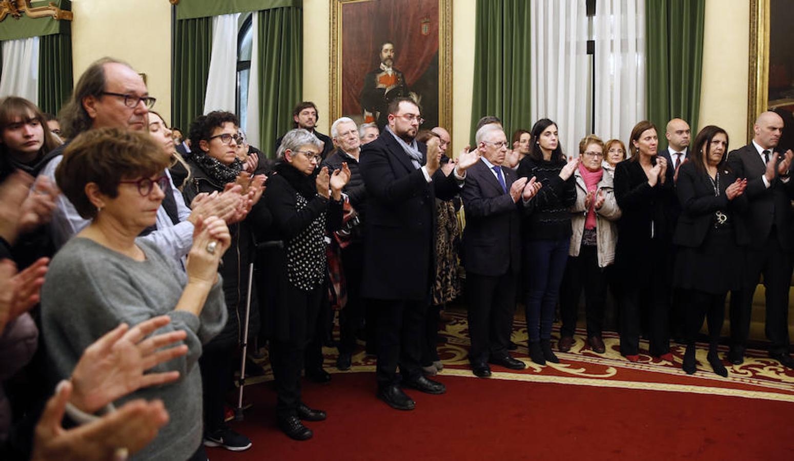 La capilla ardiente se trasladó, esta mañana, de la Junta General al Ayuntamiento de Gijón donde permanecerá hasta las 19 horas de viernes