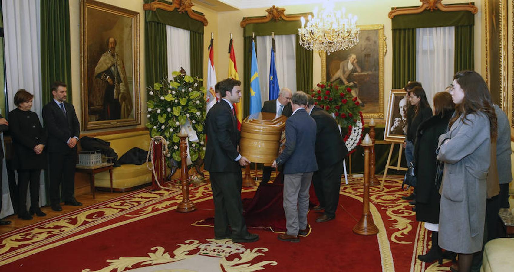 La capilla ardiente se trasladó, esta mañana, de la Junta General al Ayuntamiento de Gijón donde permanecerá hasta las 19 horas de viernes