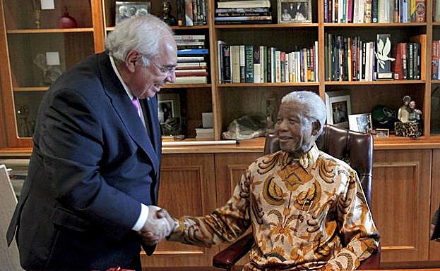 Imagen. En abril de 2008 se reunió con el expresidente de Sudáfrica y Nobel de la Paz en la Mandela House de Johannesburgo. 