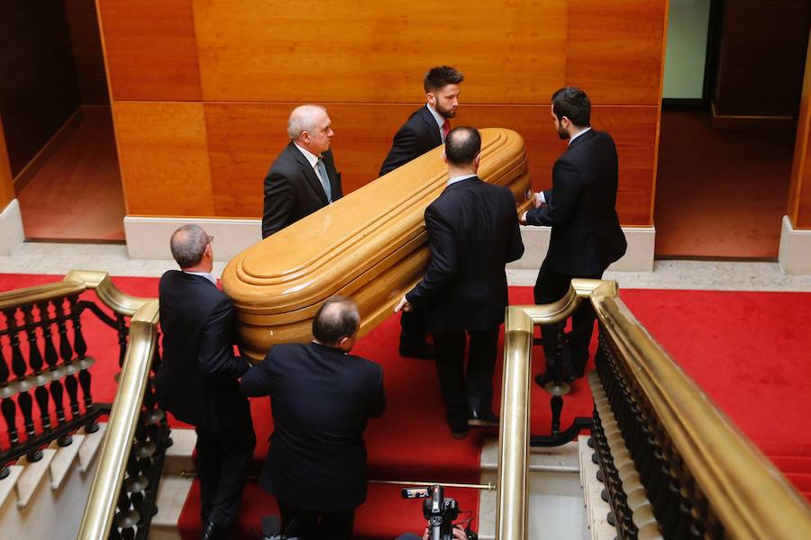 La capilla ardiente se trasladó, esta mañana, de la Junta General al Ayuntamiento de Gijón donde permanecerá hasta las 19 horas de viernes