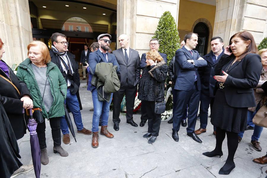 La capilla ardiente se trasladó, esta mañana, de la Junta General al Ayuntamiento de Gijón donde permanecerá hasta las 19 horas de viernes