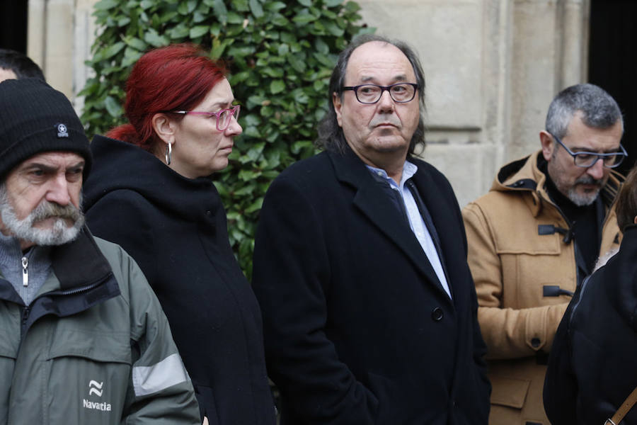 La capilla ardiente se trasladó, esta mañana, de la Junta General al Ayuntamiento de Gijón donde permanecerá hasta las 19 horas de viernes