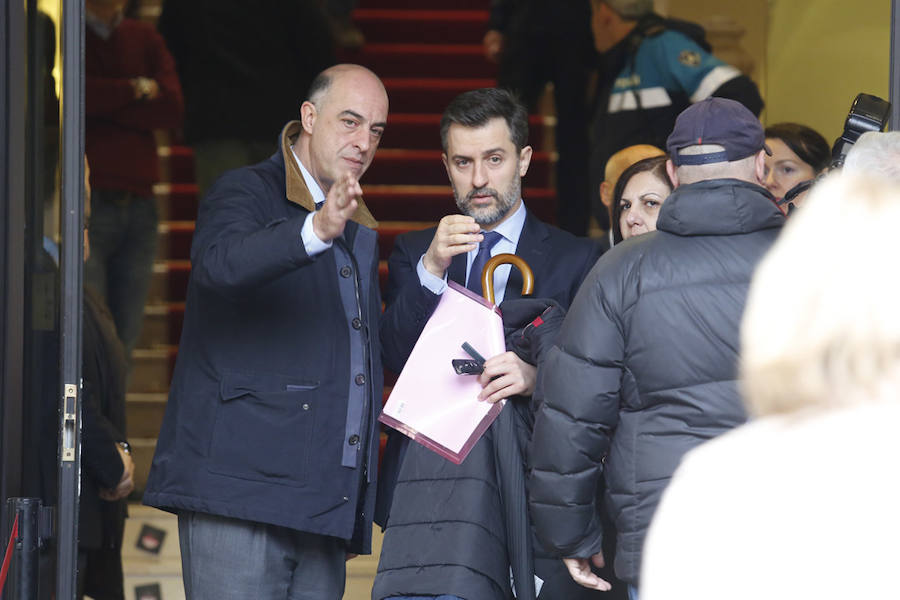 La capilla ardiente se trasladó, esta mañana, de la Junta General al Ayuntamiento de Gijón donde permanecerá hasta las 19 horas de viernes