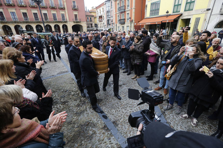 La capilla ardiente se trasladó, esta mañana, de la Junta General al Ayuntamiento de Gijón donde permanecerá hasta las 19 horas de viernes