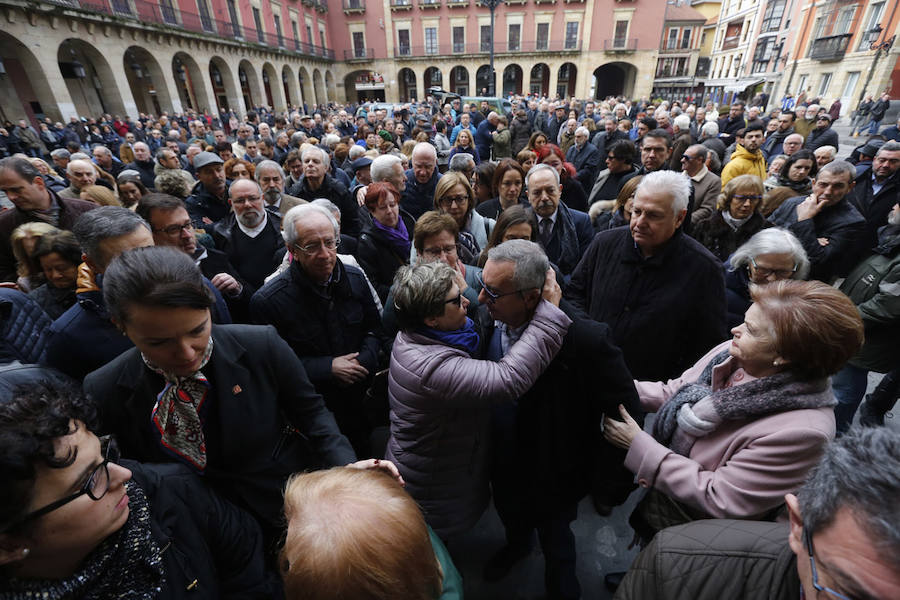 La capilla ardiente se trasladó, esta mañana, de la Junta General al Ayuntamiento de Gijón donde permanecerá hasta las 19 horas de viernes