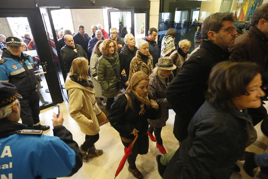 La capilla ardiente se trasladó, esta mañana, de la Junta General al Ayuntamiento de Gijón donde permanecerá hasta las 19 horas de viernes