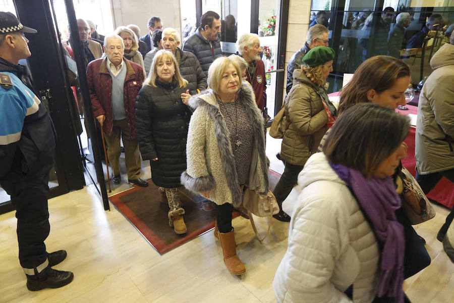 La capilla ardiente se trasladó, esta mañana, de la Junta General al Ayuntamiento de Gijón donde permanecerá hasta las 19 horas de viernes