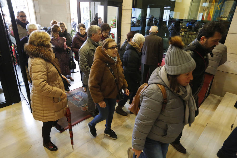 La capilla ardiente se trasladó, esta mañana, de la Junta General al Ayuntamiento de Gijón donde permanecerá hasta las 19 horas de viernes