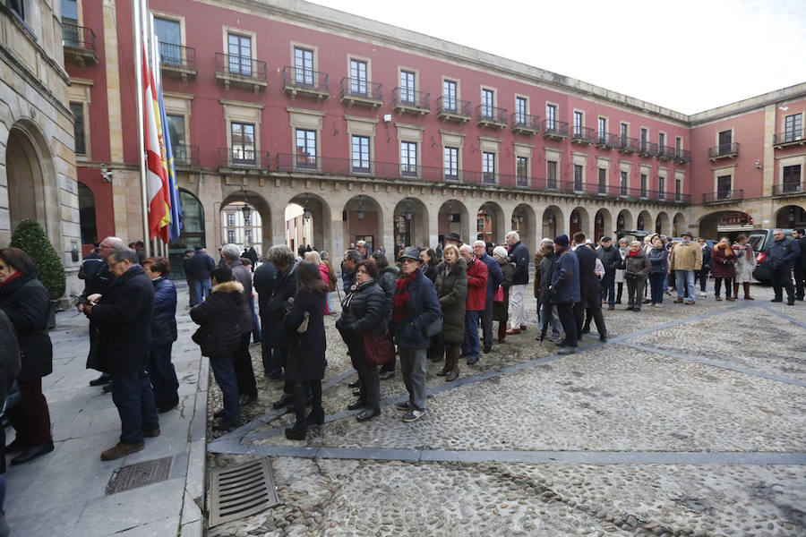 La capilla ardiente se trasladó, esta mañana, de la Junta General al Ayuntamiento de Gijón donde permanecerá hasta las 19 horas de viernes