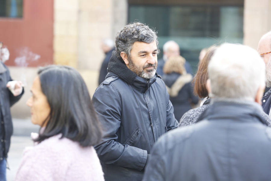 La capilla ardiente se trasladó, esta mañana, de la Junta General al Ayuntamiento de Gijón donde permanecerá hasta las 19 horas de viernes