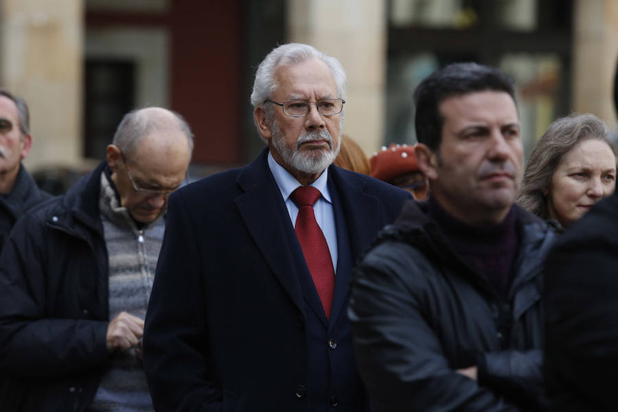 La capilla ardiente se trasladó, esta mañana, de la Junta General al Ayuntamiento de Gijón donde permanecerá hasta las 19 horas de viernes