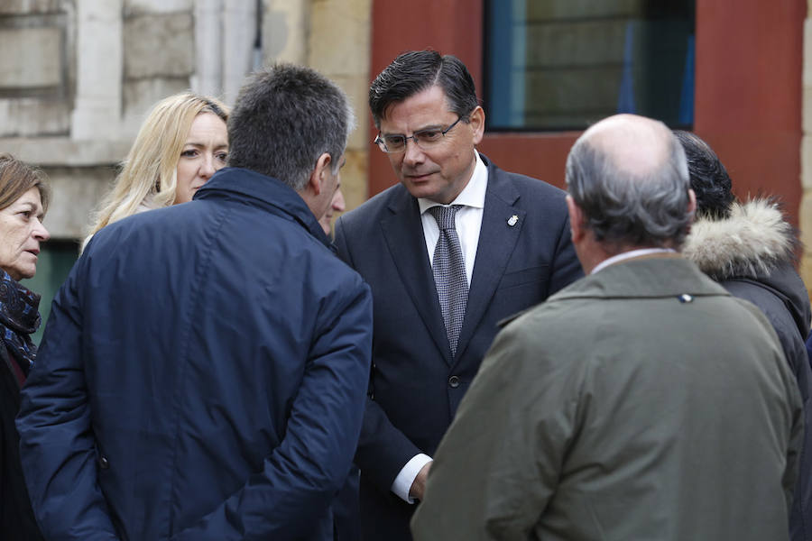 La capilla ardiente se trasladó, esta mañana, de la Junta General al Ayuntamiento de Gijón donde permanecerá hasta las 19 horas de viernes