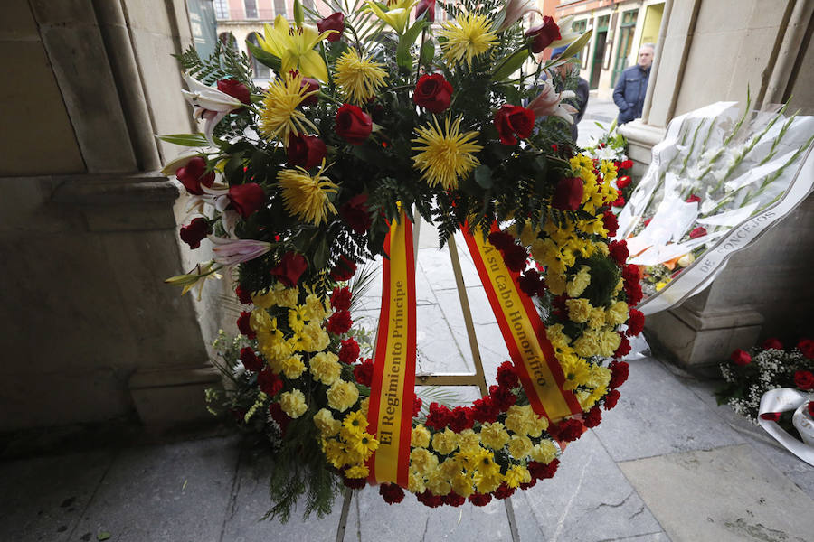 La capilla ardiente se trasladó, esta mañana, de la Junta General al Ayuntamiento de Gijón donde permanecerá hasta las 19 horas de viernes