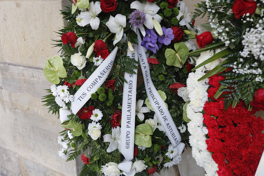 La capilla ardiente se trasladó, esta mañana, de la Junta General al Ayuntamiento de Gijón donde permanecerá hasta las 19 horas de viernes